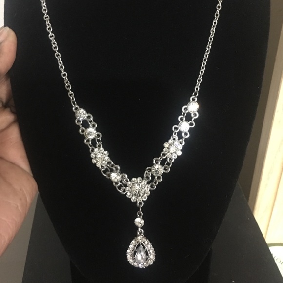 Elegant silver tone necklace - Picture 2 of 3